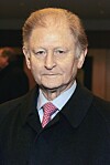 Alfons Pawelczyk im dunklen Anzug und mit Krawatte bei einer NDR-Matinee in Hamburg.