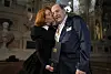 Ralph Siegel und Laura bei der Ordensverleihung im Festsaal, er mit Medaille und Urkunde.