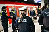 Einsatzkräfte von Bundespolizei und DB-Sicherheit sind im Rahmen des Schwerpunkteinsatzes auf einem S-Bahnsteig unterwegs(Symbolbild).