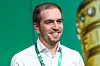 Philipp Lahm lächelt auf dem grünen Teppich vor dem DFB-Pokal-Finale im Olympiastadion Berlin.