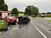 Zwei schwer beschädigte Autos auf der L135 nach einem Unfall, Trümmerteile liegen auf der Straße.