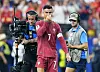 Cristiano Ronaldo steht nach Portugals 0:1 gegen Spanien enttäuscht auf dem Spielfeld.