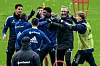 HSV-Spieler und Trainer Tim Walter jubeln und klatschen sich im Training im Volkspark ab.