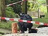 Kampfmittelräumdienst prüft in Itzehoe einen mit Absperrband gesicherten Kanister am Straßenrand.