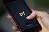 Hand hält Smartphone mit Gmail-Logo auf dem Bildschirm.