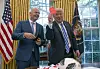 Donald Trump hält im Oval Office eine rote FIFA-Karte; neben ihm steht Gianni Infantino.