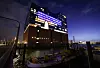 Die Elbphilharmonie in den Farben der ukrainischen Flagge