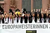 DFB-Frauen feiern mit erhobenen Armen am Römer in Frankfurt den Empfang der Europameisterinnen.