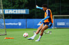 Jonas David trainiert auf dem Platz der Hamburger SV U21 am Volksparkstadion.