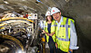Katharina Fegebank und der damalige Umweltsenator Jens Kerstan (beide Grüne) stehen 2024 in einer Baustelle des Fernwärmetunnels. (Archivbild)