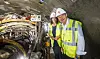 Katharina Fegebank und der damalige Umweltsenator Jens Kerstan (beide Grüne) stehen 2024 in einer Baustelle des Fernwärmetunnels. (Archivbild)