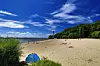 Lucas und Davi buddeln am Strand von Wittenbergen im Sand.