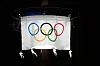 Olympische Flagge mit fünf Ringen hängt im Parc olympique Albertville als Symbol für die Winterspiele 2030.