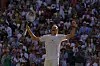 Alexander Zverev jubelt mit erhobenen Armen und Schläger vor jubelndem Publikum in Wimbledon.