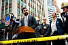 Zohran Mamdani spricht in Manhattan vor Mikrofonen über ein einsturzgefährdetes Gebäude.