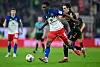 Albert Sambi Lokonga und Jakub Kaminski im Zweikampf beim Bundesliga-Spiel HSV gegen Köln in Hamburg.