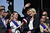 Marine Le Pen winkt bei einer Unterstützerkundgebung in Paris nach ihrer Verurteilung.