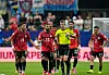 Hamdy Fathy, Mohamed Salah und weitere Ägypter diskutieren mit Schiedsrichter François Letexier nach Argentiniens drittem Tor.