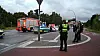 Polizei und Feuerwehr sichern eine abgesperrte Kreuzung nach einem Verkehrsunfall mit Einsatzfahrzeugen.