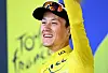 Torstein Træen feiert im Gelben Trikot auf dem Podium der Tour de France in Foix.