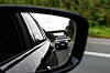 Im Außenspiegel auf der Autobahn 33 bei Paderborn nähert sich ein Auto dicht.