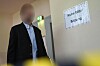 Jonathan C. geht als Zeuge im Landgericht Hamburg zum Gerichtssaal.