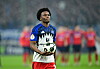 Aboubaka Soumahoro (HSV) läuft zum Elfmeter an, im Hintergrund verschwommene Spieler und Zuschauer.