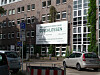 Großes Schild „GESCHLOSSEN“ vor einem Gebäude des Groß Sand Krankenhauses.