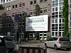 Großes Schild „GESCHLOSSEN“ vor einem Gebäude des Groß Sand Krankenhauses.