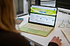 Frau arbeitet am Laptop mit dem Portal «Mein Elster» an einem Schreibtisch in Berlin.