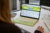 Frau arbeitet am Laptop mit dem Portal «Mein Elster» an einem Schreibtisch in Berlin.