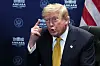 Donald Trump spricht bei einem NATO-Treffen in Ankara vor blauem Hintergrund und US-Flagge.