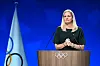 Kirsty Coventry spricht bei der 146. IOC-Session in Lausanne am Pult mit olympischen Ringen.