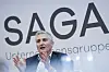 Thomas Krebs spricht vor dem SAGA-Logo in der Konzernzentrale zur Bilanzpressekonferenz.