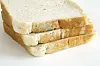 Mehrere verschimmelte Toastscheiben mit grünlich-bläulichen Flecken auf weißem Hintergrund.