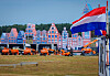 Gerüstbauer und Monteure bauen auf dem Flughafen die Hauptbühne für das Airbeat One-Festival auf.