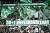 Werder-Fans im Weserstadion mit grün-weißen Fahnen und Banner „50+1 unverhandelbar“.
