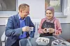 Köchin Maisaa von Chickpeace und Ivan Pucic von der Haspa trinken Kaffee am Tisch vor der Produktionsküche.