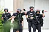USK-Beamte der bayerischen Polizei sichern das Gelände des Welfen-Gymnasiums in Oberbayern.