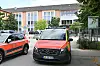 Rettungsfahrzeuge und Katastrophenschutz vor dem Welfen-Gymnasium in Oberbayern nach einem Vorfall.