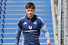 Noah Katterbach vom Hamburger SV trainiert am Volksparkstadion vor blauen Tribünenstufen.