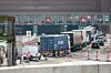 Stau auf der A7 vor dem Elbtunnel Hamburg mit Lkw, Pkw und Baustellenabsperrungen.