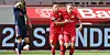 Charles Aranguiz (l.) beglückwünscht den jüngsten Torschützen der Bundesliga-Geschichte, Florian Wirtz, zu seinem Treffer.