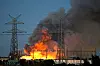 Eine weithin sichtbare Rauchwolke zieht über Salzgitter hinweg. Ein großer Schrottberg steht bei der Salzgitter AG in Flammen.