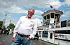 Ralph Rehlmeyer steht an Deck der Autofähre „Hoopter Möwe 2“ zwischen Zollenspieker und Hoopte.