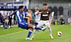 Jamil Najjar und Scott Banks im Zweikampf beim Testspiel Kickers Emden gegen FC St. Pauli in Emden.
