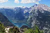 Königssee zwischen steilen Bergen, Blick vom Aussichtspunkt auf tiefblauen See und Tal