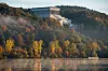 Walhalla auf dem Hügel über der Donau, umgeben von herbstlich gefärbten Bäumen.