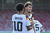 Francis Onyeka jubelt nach dem 1:2 mit Otto Stange im EM-U19-Halbfinale gegen die Ukraine in Wrexham.
