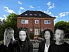 Vier Personen vor einem Backsteinhaus, davor ein großer Trauerkranz am Eingang.